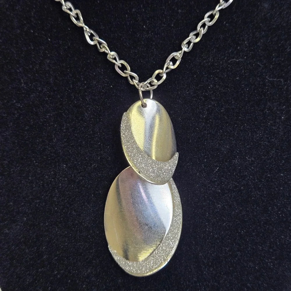 Silver Tone Glitter Overlapping Oval Pendant‎ Necklace, 19